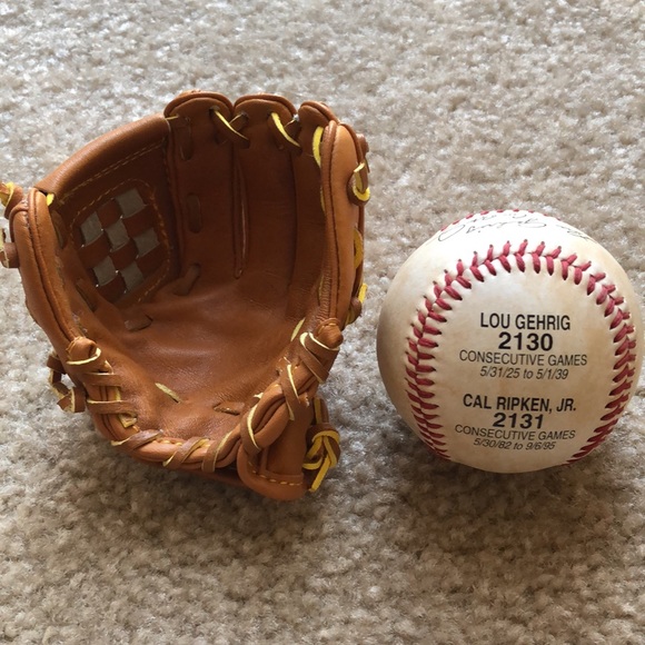 CAL RIPKEN JR. & LOU GEHRIG Ironmen Ball & Glove - Picture 3 of 7